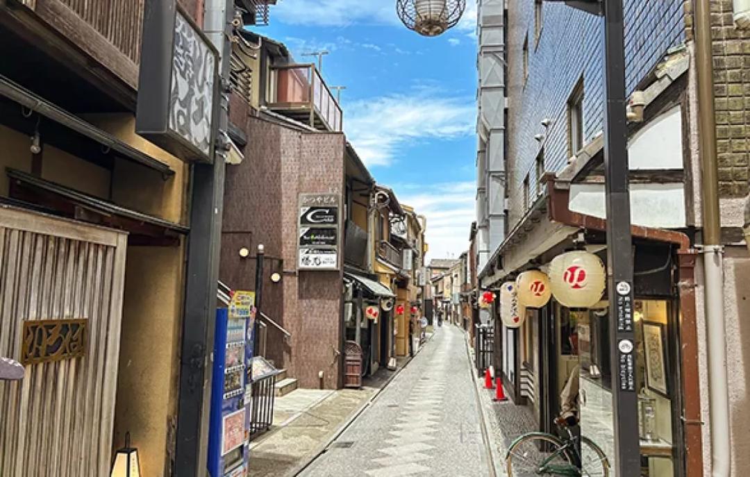 WHY THE NISHIKI AND GION AREA
