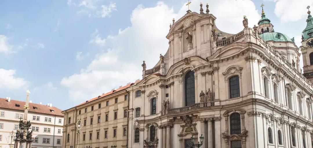 WHY MALÁ STRANA AREA?