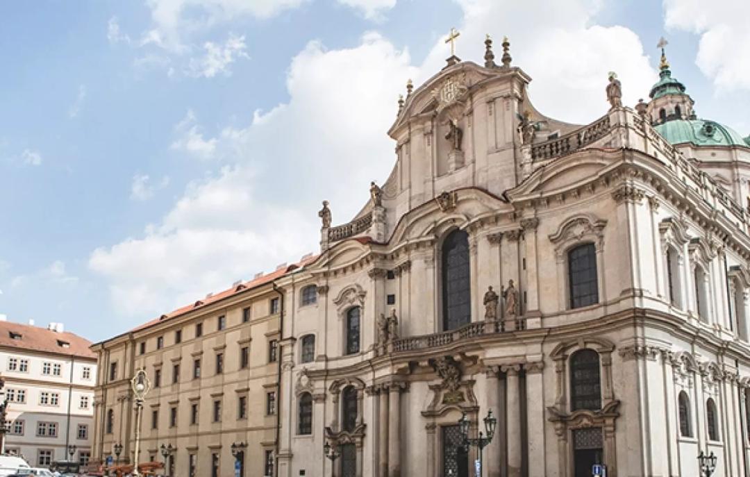 WHY MALÁ STRANA AREA?