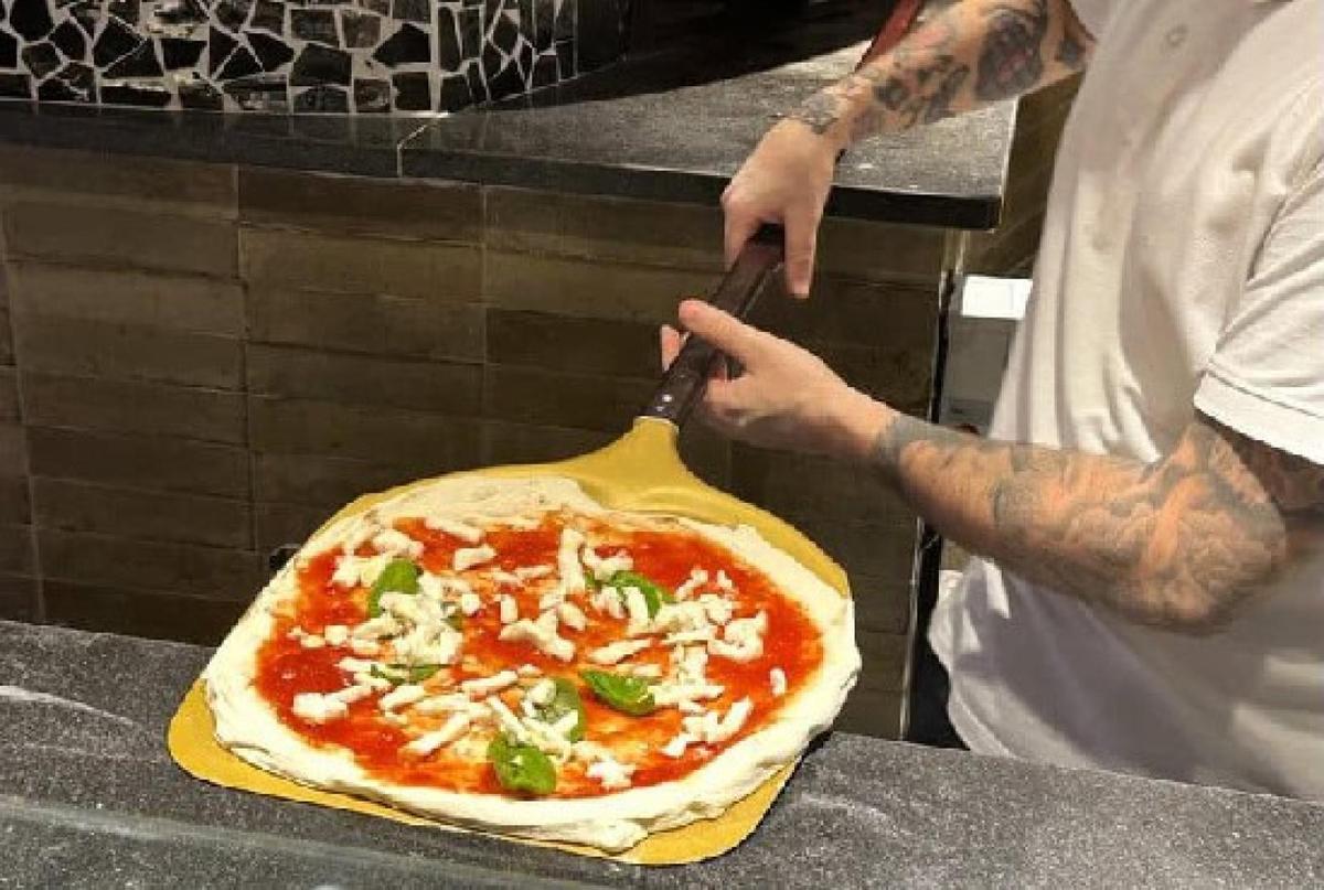pizza making naples