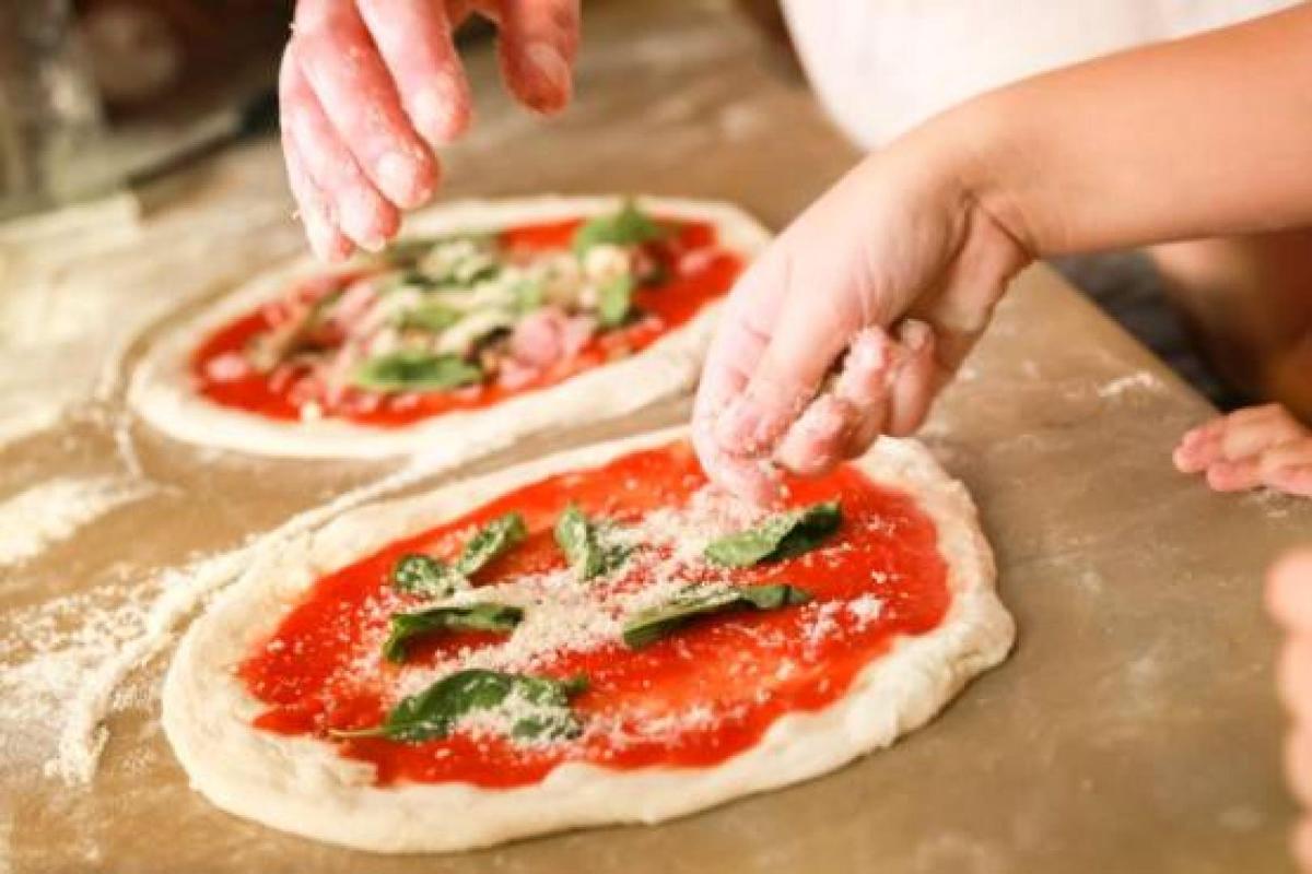pizza making naples