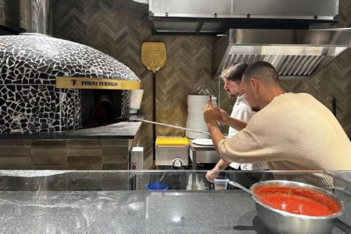 pizza making naples